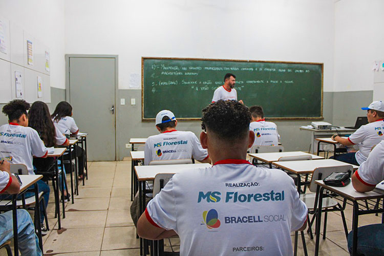 Alunos do projeto Jovens Talentos em sala de aula