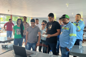 Participantes com olhares atentos ao treinamento de drones